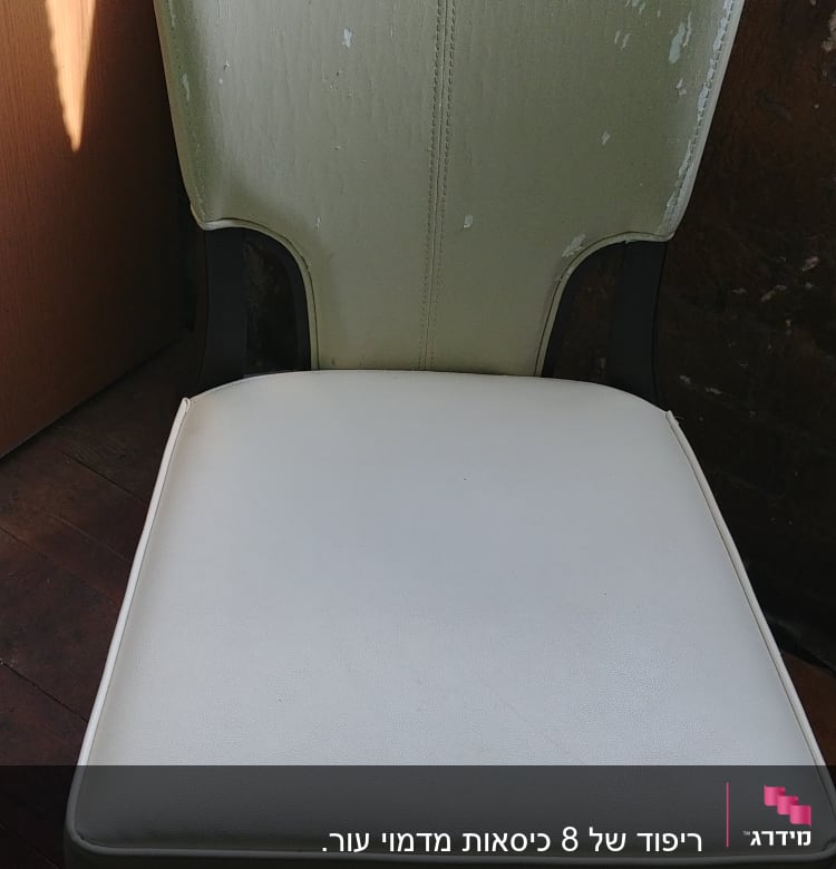 כיסא עם ריפוד מתקלף על משענת הגב